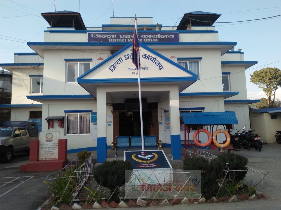 तामाकोशीमा भेटिएका शव पोष्टमार्टमका लागि चरिकोट ल्याईयो, मृतकका श्रीमान् प्रहरी नियन्त्रणमा
