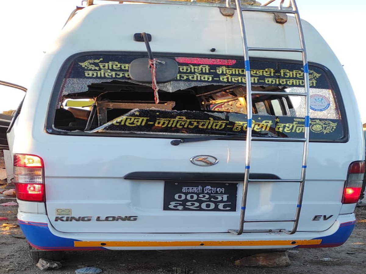 दोलखाको शैलुङ कालापानीमा इभी गाडी दुर्घटना, १ को मृत्यु १४ जना घाईते