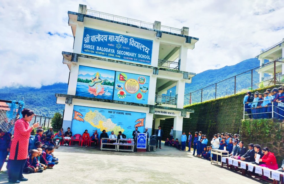 भोटेकोशी बाढी पिडितलाई बालोदय मावि कालिञ्चोकको आर्थिक सहयोग