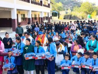 सोनाम गियरद्वारा हिमवर्ती माविका विद्यार्थीलाई न्यानो कपडा वितरण