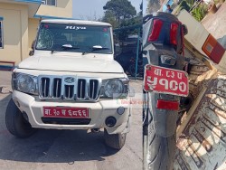 दोलखामा बोलेरो र मोटरसाईकल ठोक्किएर दुर्घटना हुँदा एक जना गम्भिर घाईते
