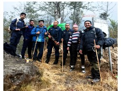 दोलखामा विकटका मतदानस्थलतर्फ निर्वाचन कर्मचारीको टोली प्रस्थान