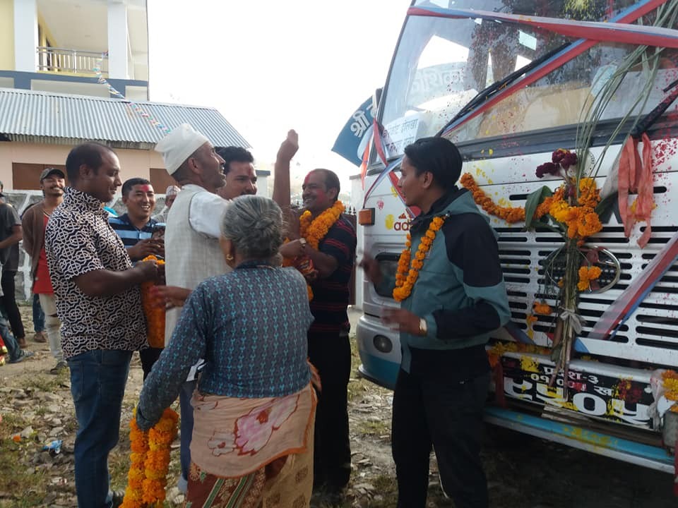 मलेपुमा पहिलो पटक बस पुग्दा स्थानीय हर्षित