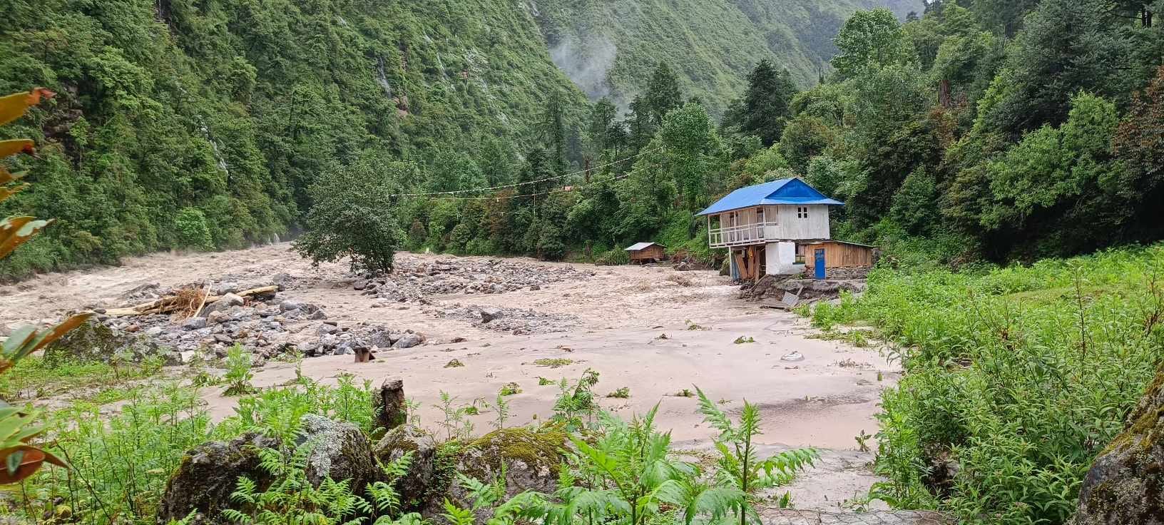 दोलखाको रोल्वालिङ खोलामा आएको बाढीमा परेर एक जना बेपत्ता