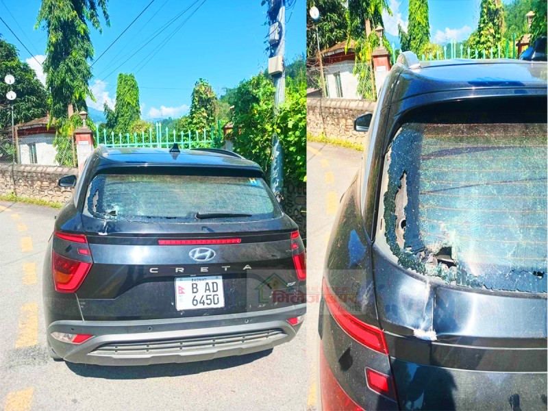 भोर्लेको भिरबाट ढुङ्गा खसेर गुडीरहेको कारमा क्षति