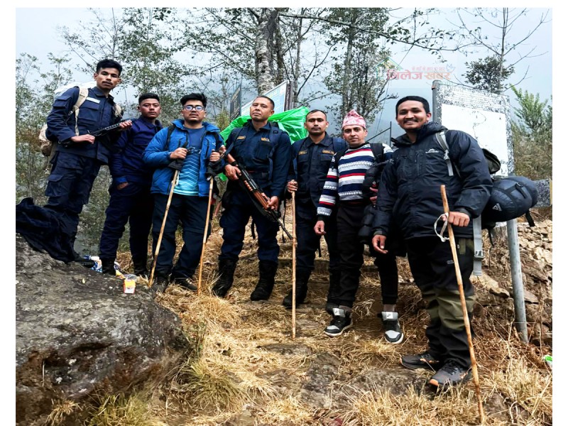 दोलखामा विकटका मतदानस्थलतर्फ निर्वाचन कर्मचारीको टोली प्रस्थान