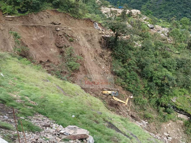 गौरीशंकरको रिकुमा स्काभेटर पल्टिँदा भिरकोटका चालक पाण्डे घाईते