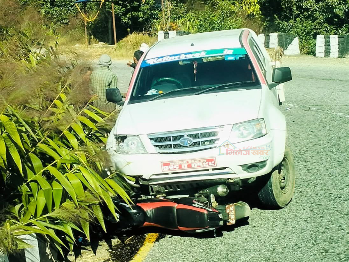 भटमासेमा योद्धागाडी र मोटरसाईकल ठोक्किँदा मोटरसाईकल चालक घाईते