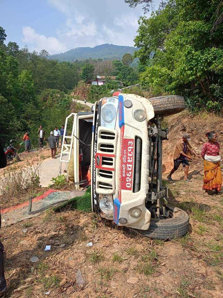पवटी दुर्घटनाका ५ घाईते काठमाण्डौं रिफर, ११ जनाको चरिकोटमा उपचार हुँदै (नामावलीसहित)