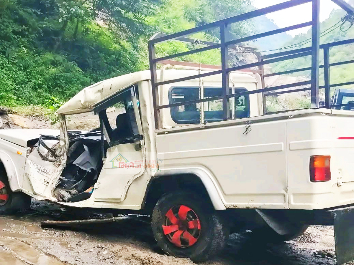 गौरीशङ्कर गाउँपालिकामा गुडिरहेको बोलेरोमा माथिबाट ढुङ्गा खसेर लाग्दा १ जनाको मृत्यु
