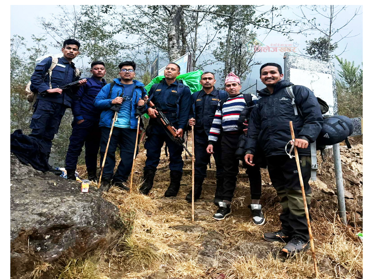 दोलखामा विकटका मतदानस्थलतर्फ निर्वाचन कर्मचारीको टोली प्रस्थान