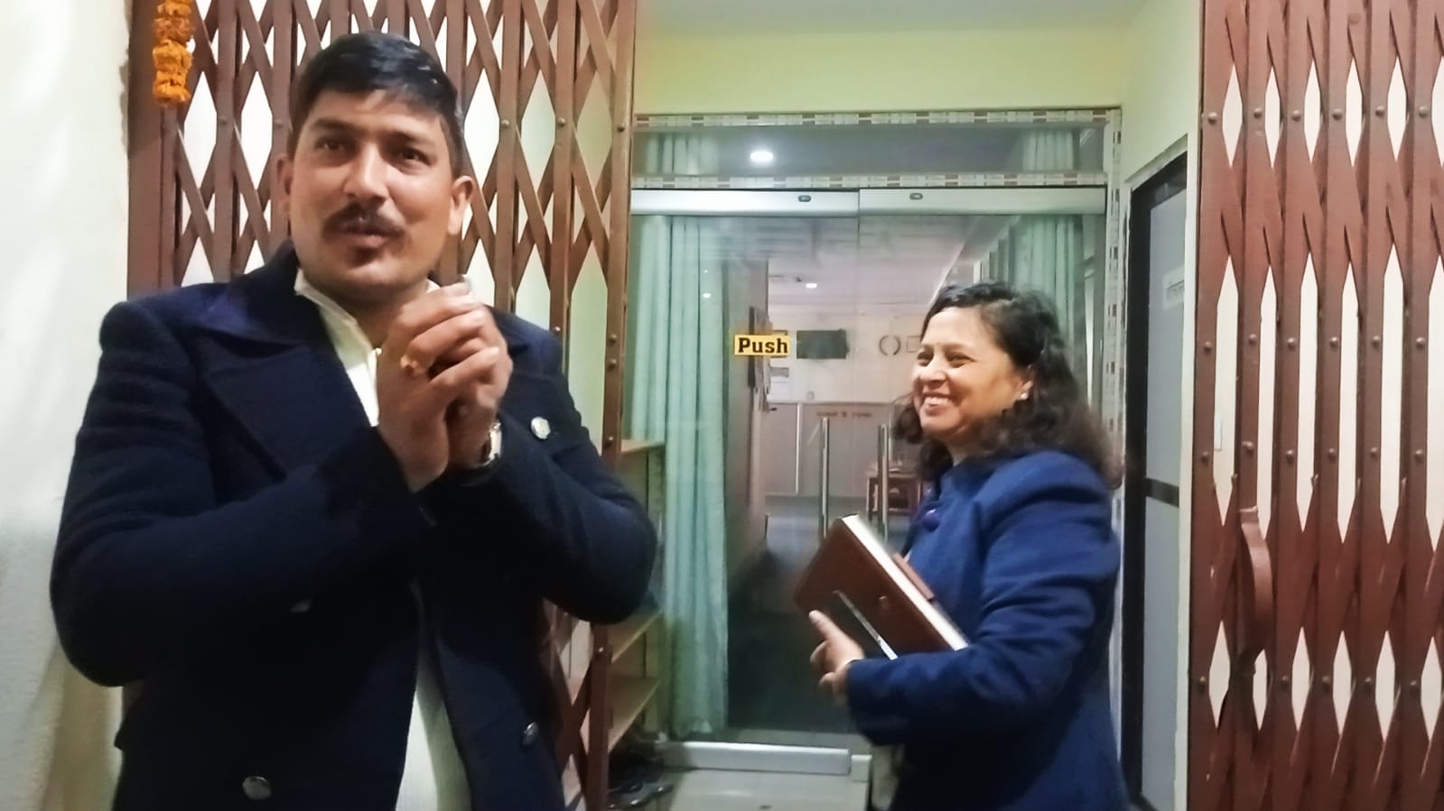 कर कार्यालय चरिकोटमा लगाएको ताला खोलियो